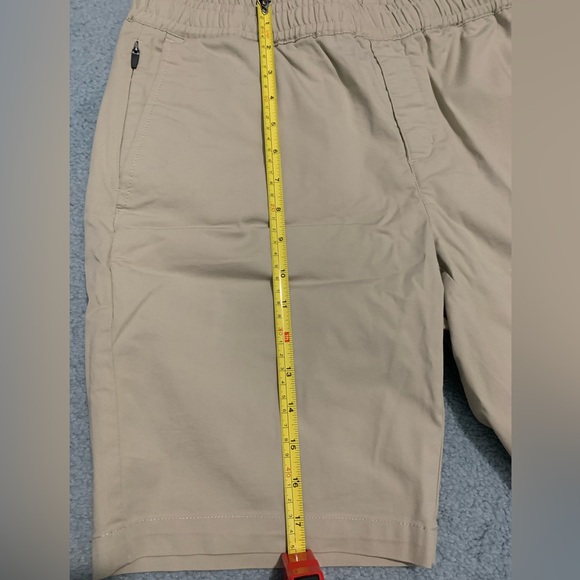 RW&Co khaki colour shorts. W/ extra zipper pocket - Picture 5 of 6